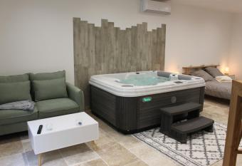 Les secrets de l isle allows 18 year olds to book a room