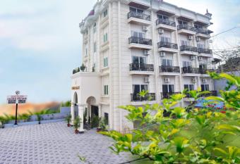 HOTEL COORG PALACE has Balcony rooms