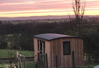 Stunning Shepherds Hut rural bliss Dumfries has Balcony rooms