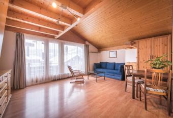 Central Wengen Wonderland: Mezzanine Studio for 4 has Balcony rooms