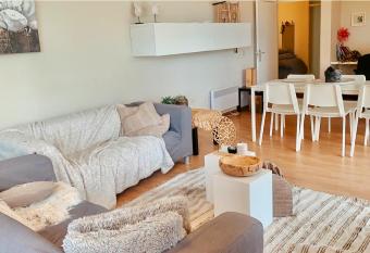 Ruim, lichtrijk appartement met groot terras uitstekend gelegen in De Panne has Balcony rooms