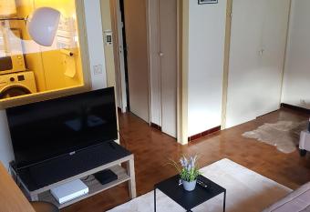 grand studio dans une r  sidence prive avec une cuisine et salle de bain s  par   un parking gratuit et une magnifique vue sur les montagness has Balcony rooms