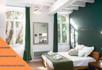 ** NOUVEAU ** LE PETIT POLINAIRE ** allows 18 year olds to book a room