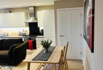 Sunset Shore, City Centre, 2 Bed Apt, Free Parking allows 18 year olds to book a room