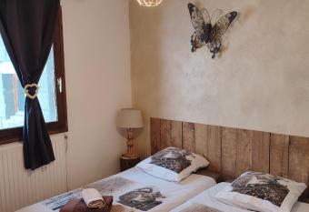    2040 Chambre M  l  ze allows 18 year olds to book a room