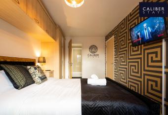 CALIBER STAYS Apartments & Homes - The Medusa Suite - 2 Bedroom Apartment - City Centre - FREE NETFLIX has Balcony rooms