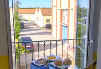 Hotel Jardim Oudinot  allows 18 year olds to book a room