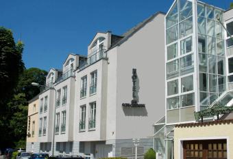 Hotel Am Schlosspark , Wiesbaden allows 18 year olds to book a room