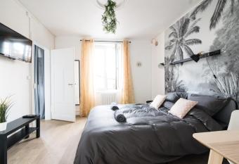 Auguste, La Romaine et My C  sar - Location Saverne allows 18 year olds to book a room