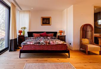 The Babe Boutique Hotel & Villa allows 18 year olds to book a room