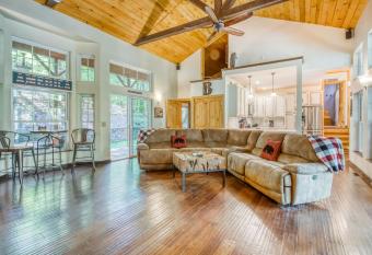 Harris Hideaway has Balcony rooms