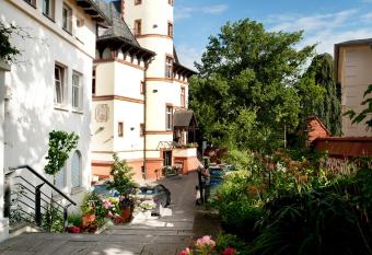 Hotel Villa Monte Vino allows 18 year olds to book a room