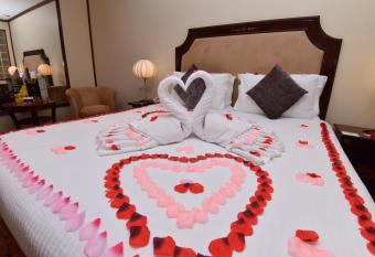 Inn & Go Kuwait Plaza Hotel has rooms with a private hot tub