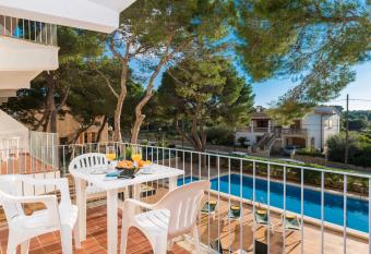 Hotel Santanyi Port allows 18 year olds to book a room