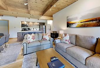 Timberline Condominiums 1 Bedroom Deluxe Unit B1C allows 18 year olds to book a room