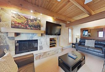 Timberline Condominiums 3 Bedroom Deluxe Unit B2A allows 18 year olds to book a room