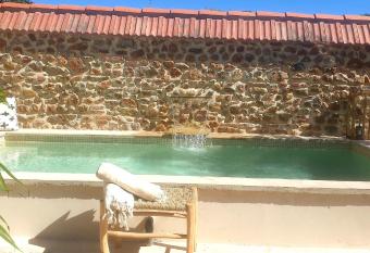 La parenth  se Thuir piscine priv  e et chauff  e allows 18 year olds to book a room