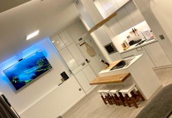 Crist  lia,Central,Terrace, Netflix, Garage allows 18 year olds to book a room