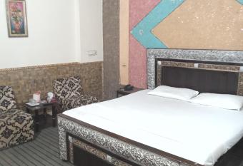 Decent palace hotel has Balcony rooms