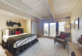 Timberline Condominium Studio Deluxe Unit 117 allows 18 year olds to book a room