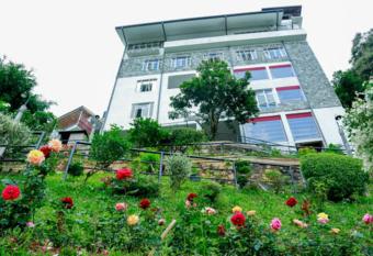 BOUGAIN VILLA Luxury  allows 18 year olds to book a room