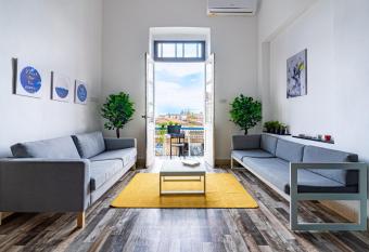 Bee Hostel has Balcony rooms