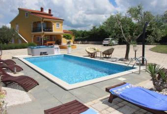 Villa Lucia has Balcony rooms