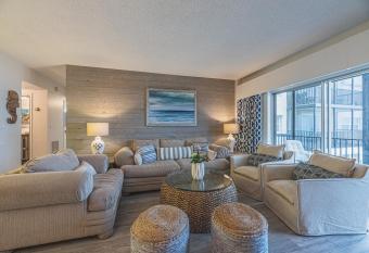 Oceanfront Beach House, Satellite Beach allows 18 year olds to book a room