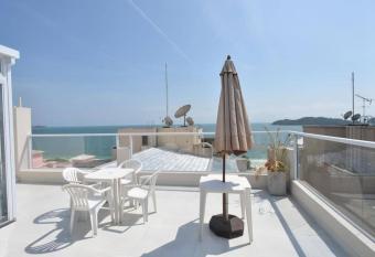 1074 Apartamento de cobertura com linda vista para o mar com 02 dormit  rios 01 vaga de garagem na praia do centro de Bombinhas allows 18 year olds to book a room