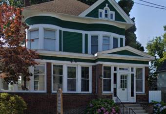 5 Star Victorian Mansion-Downtown No Locals allows 18 year olds to book a room