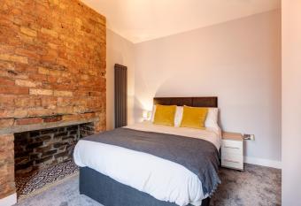 Bondgate Hotel East Midlands Airport allows 18 year olds to book a room