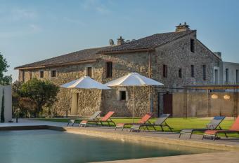 Hotel Mas del Sol allows 18 year olds to book a room