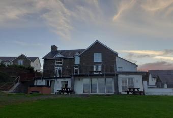 Bryncarnedd Farmhouse has Balcony rooms