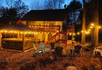 Luxurious house with largest hot tub & perfect retreat! has rooms with a private hot tub