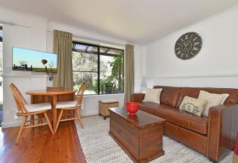 Olive Grove 1 Studio allows 18 year olds to book a room