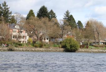 Lipton Place by Elegant Waterfront has Balcony rooms