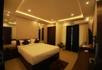 LIZZ IMPERIAL PALACE has Balcony rooms