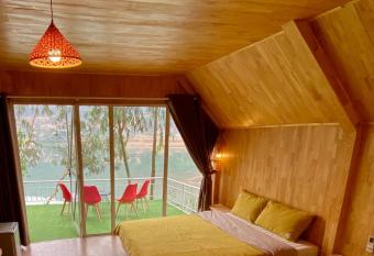 Nh   Ven H         ng     , Minh Tr  , S  c S  n, H   N   i has rooms with a private hot tub