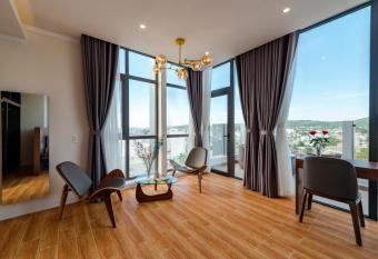 The Empire Hotel has Balcony rooms