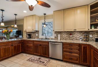 Lake Escape Lakefront Lodge at Red Bud Cove has Balcony rooms