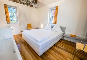 H  tel de la Poste Sierre allows 18 year olds to book a room