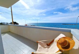 Casa Vacanza Maria Fronte mare has Balcony rooms