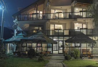 Vila 7 Sc  ri allows 18 year olds to book a room