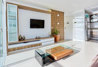 1075 Apartamento localizado a 100 metros da praia com 02 dormit  rios e ampla sacada na praia do centro de Bombinhas allows 18 year olds to book a room