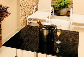 LESSENCE MOTEL has rooms with a private hot tub