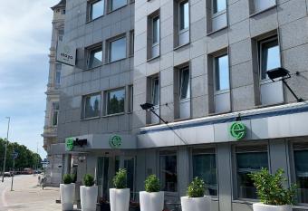 elaya hotel hannover city allows 18 year olds to book a room