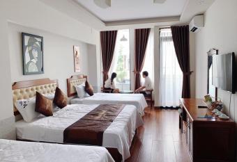 H  o Hoa Hotel Kon Tum has Balcony rooms