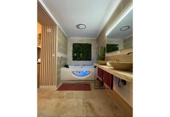 Velours & Baln  o has rooms with a private hot tub