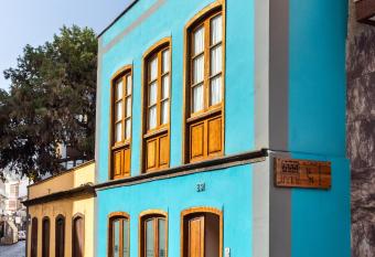 ALOJAMIENTOS NECANA allows 18 year olds to book a room