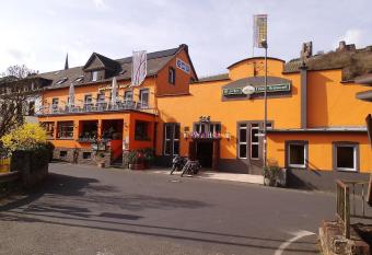 Hotel Zur Post allows 18 year olds to book a room